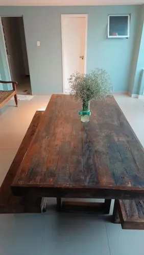 Mesa de madeira quadrada com dois bancos