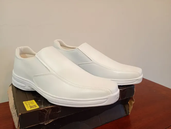 sapato social masculino branco, modelo slip-on médicos e enfermeiros usam