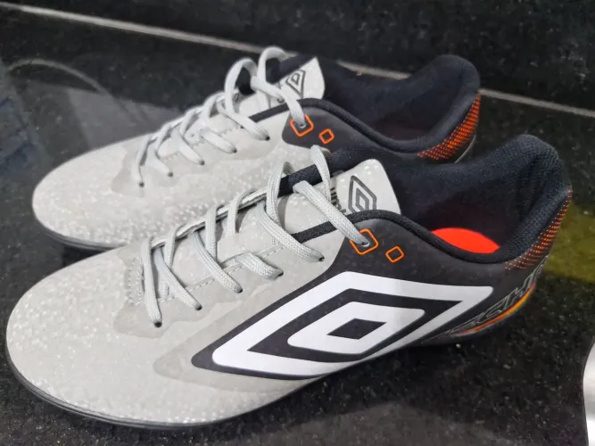 chuteira socite UMBRO nova (usada 1x), ultimo modelo, preco pra vender rapido.