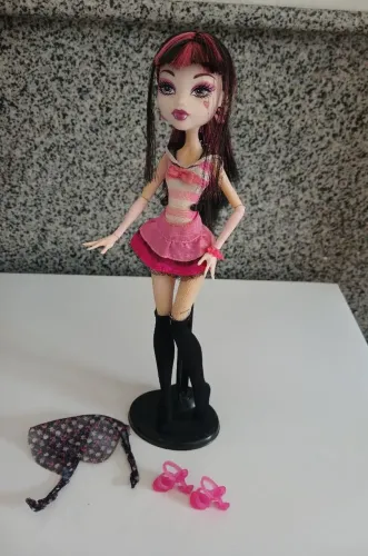 Draculaura G1 Skull Shores + Saia e Meias Calça Killer Style - Boneca Monster High
