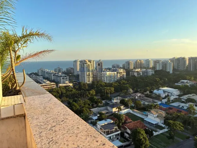 Excelente apartamento em andar alto, 129m² com belíssima vista indevassável lateral mar e 