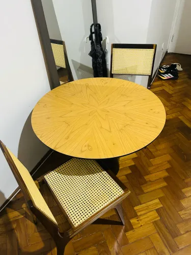 Conjunto Sierra Original | Mesa Cona Ø90 + 2 Cadeiras Elo | Guajuvira & Palha Natural