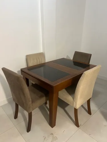 Mesa expansiva com 4 cadeiras