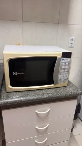 Microondas para retirar peças ou arrumar