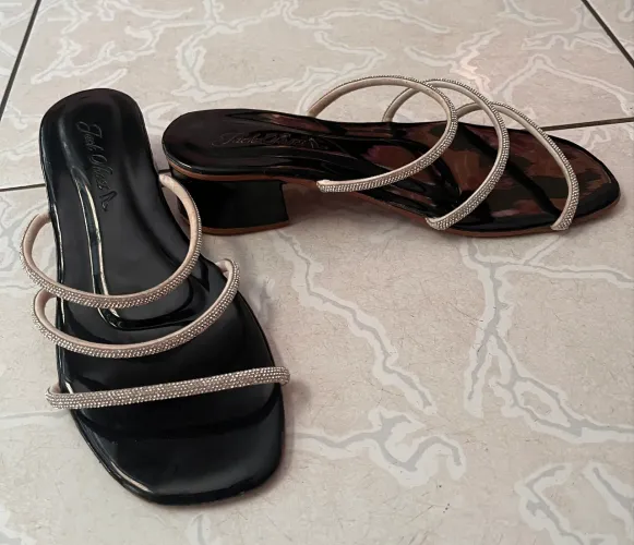 Saltinho preto com detalhes prata
