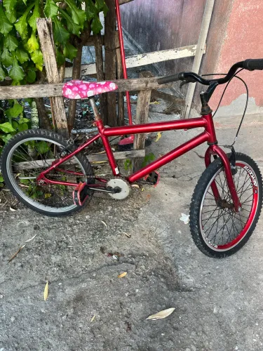 Bicicleta vermelha infantil