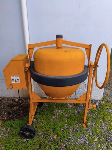 Betoneira CSM 120 litros SEMI-NOVA