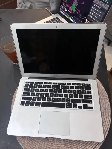 MacBook Air 13" (2017) i7 - PARA PEÇAS OU CONSERTO (Dano por líquido)