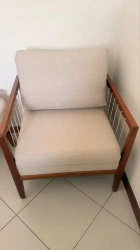 Poltrona luxo em madeira maciça e linho (novíssima)