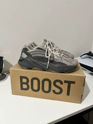 Yeezy 700 V2 Tephra - 38 - 9/10