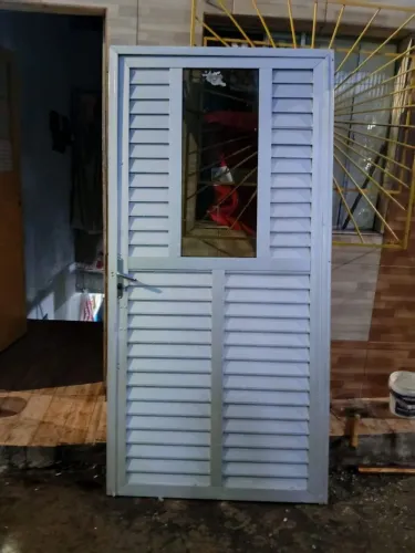 Porta de Alumínio com fechadura
