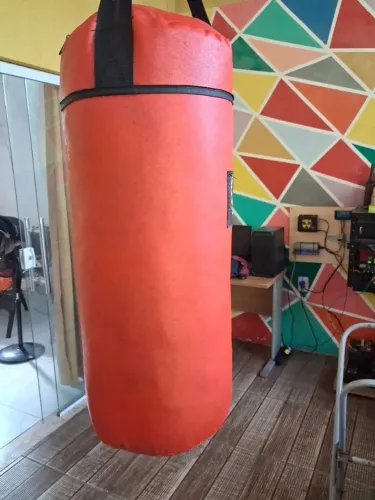 Saco de pancadas e luvas de boxe