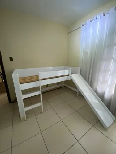Cama com escorrega