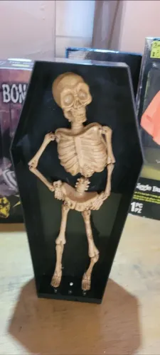 BONECO ESQUELETO DANÇANTE NO CAIXÃO COM SOM, MOVIMENTOS E LUZES