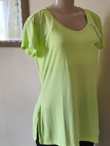 Vendo roupas fitnnes.pra revender. Blusas femininas, camisetas femininas tops e Legging,..