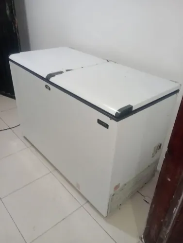 Vende-se um freezer horizontal Esmaltec 2 portas 439 litros 