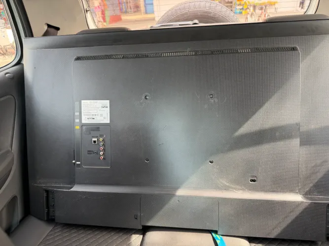 Vendo TV 50 polegadas. Display danificado. Ideal para quem arruma ou retirar peças