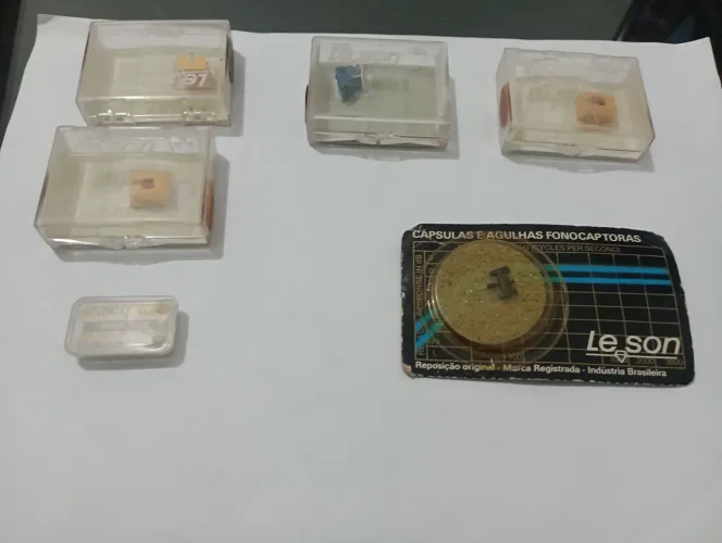 Agulhas para radiola e toca disco.