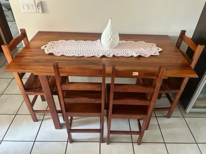 Mesa de eucalipto