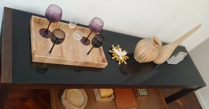 Mesa de Apoio Alta Saccaro - Marcenaria de Luxo e Vidro Lapidado
