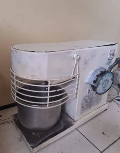 Batedeira industrial, forno cristal, rolo de massa e cortador de frios