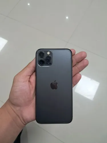 Iphone 11 pro somente para peças, ou o assistência que compra cllr quebrado.