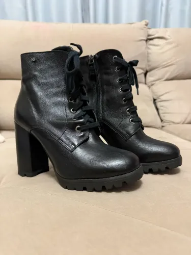 Vendo Bota Raphaella Booz, número 36, nunca usada.