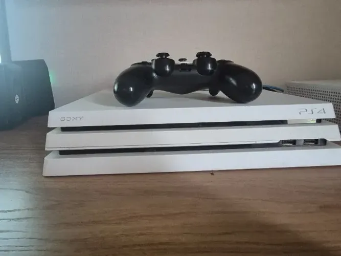 Ps4 pro usado com 5 jogos de cd