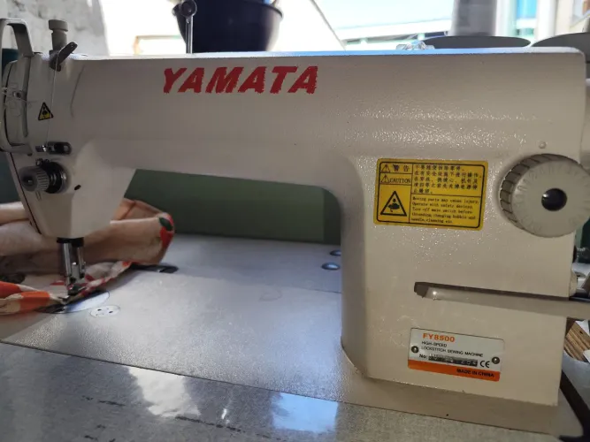 Máquina Industrial costura reta Yamata 
