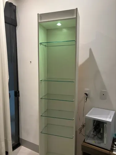 Estante em mdf com prateleiras em vidro temperado