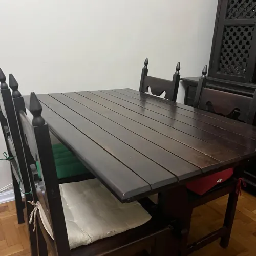 Mesa de jantar de madeira e quatro cadeiras em madeira 