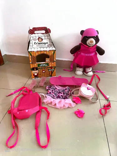 Urso semi novo com vários acessórios da oficina cria amigos