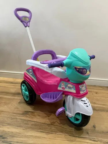 Triciclo de Passeio Baby City com pedal, buzina e haste direcionavel - Maral