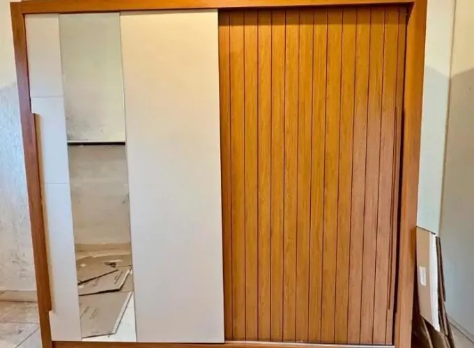 Guarda roupas ripado com espelho