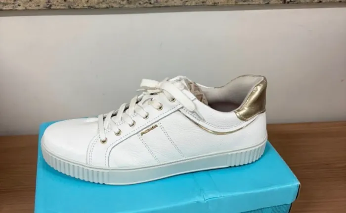 Lindo tênis branco em couro!!