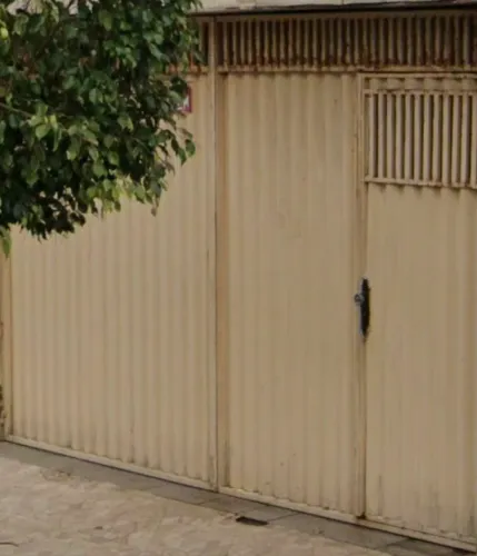 Portão de correr de ferro com portão social embutido