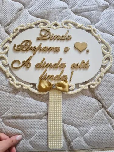 Placa para casamento "Dindo prepara o ?. A dinda está linda!