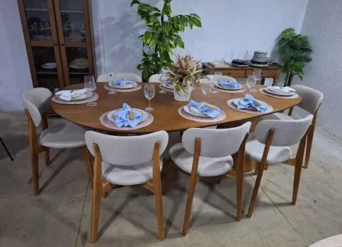 Mesa de jantar luxuosa com 8 Poltronas, tampo de vidro, base de Madeira maciça! Lançamento