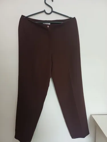 Calça social Sarak, marrom bem vivido, tamanho 46, cintura alta, sem bolsos. Semi nova.