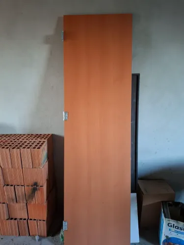 Porta com dobradiças