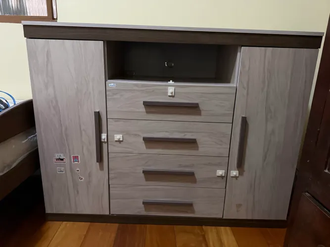 Cômoda 2 portas e 4 gavetas