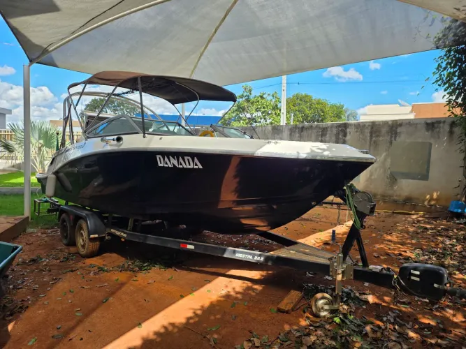 Lancha Mestra 22,2 pes p/ 10 pessoas