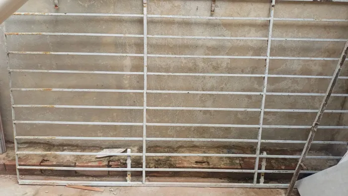 Vendo porta de ferro medindo 2,30 altura por 1,30 de largura 