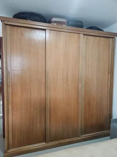 Guarda-Roupa em Madeira Maciça 2,30m - 3 Portas de Correr - Excelente Estado