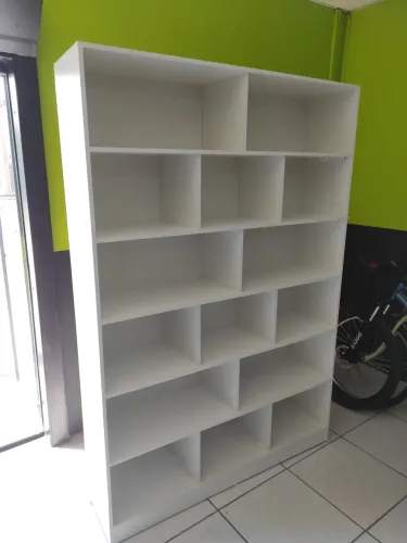 Nicho ou estante com divisórias