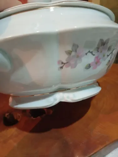 Vendo uma maravilhosa sopeira .porcelana real capacidade de 1 litro e 500 ml