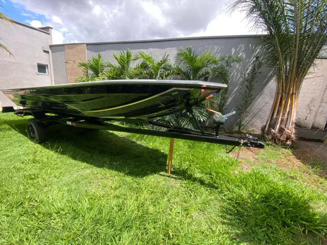 Barco novo 5,5 metros com berço na cor preta