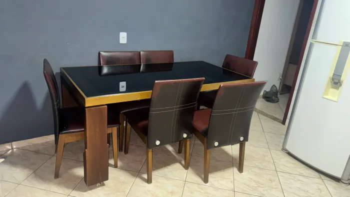 Mesa rústica de madeira maciça
