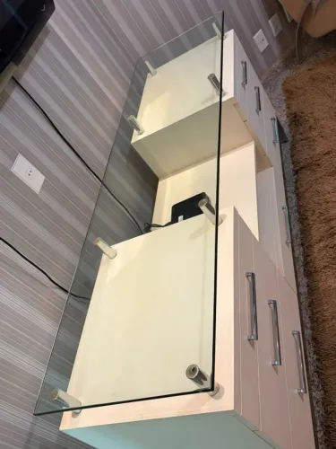 Rack para TV Moderno Branco com Tampo de Vidro - 7 Gavetas