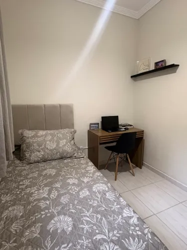 Cama de solteiro + auxiliar + escrivaninha